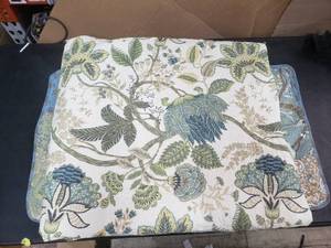 lot 2884 image: 89x10 Comforter & 2 Pillow Cases