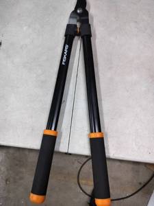 lot 5858 image: Fiskars Tree Lopers