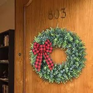 lot 1028 image: Yueyela 22 Boxwood Wreath With Bow