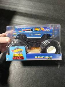 lot 2693 image: Hot Wheels Monster Trucks, Oversized Monster Truck Bigfoot, 124 Scale Die-Cast Toy Truck with Giant Wheels and Cool Designs