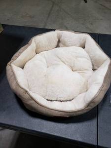 lot 2781 image: Bedsure Dog Beds for Small Dogs - Round Cat Beds for Indoor Cats, Washable Pet Bed for Puppy and Kitten with Slip-Resistant Bottom, 20 Inches, Taupe