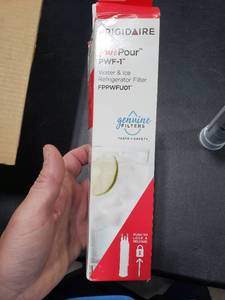 lot 2824 image: Frigidaire FPPWFU01 PurePour PWF-1 Water Filter