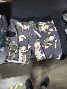 lot 2882 image: Volcom Mens Standard Lido Solid Mod 20 Boardshort, Rinsed Black, 34