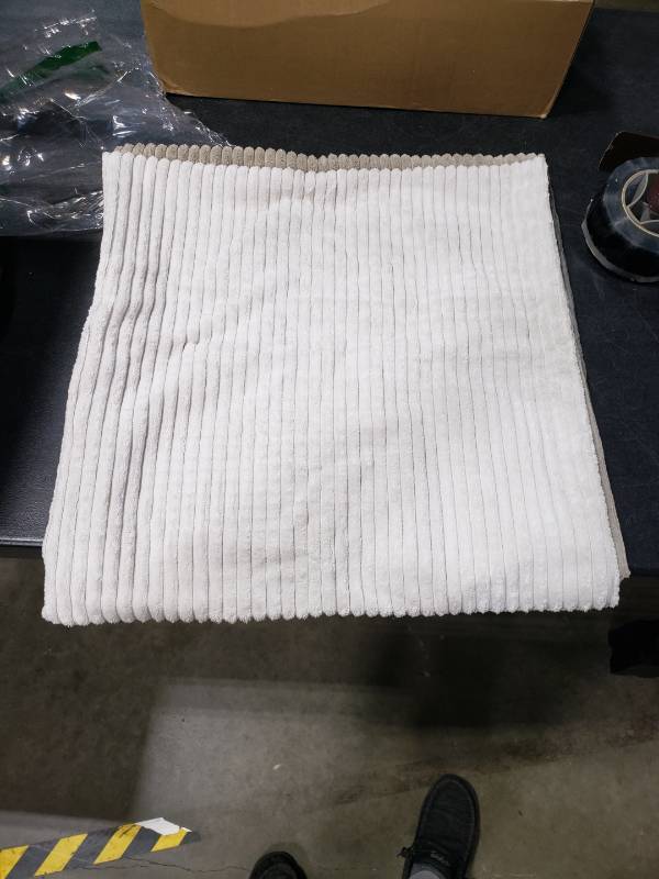lot 6212 image: Set of 4 18x18in Pillow Covers
