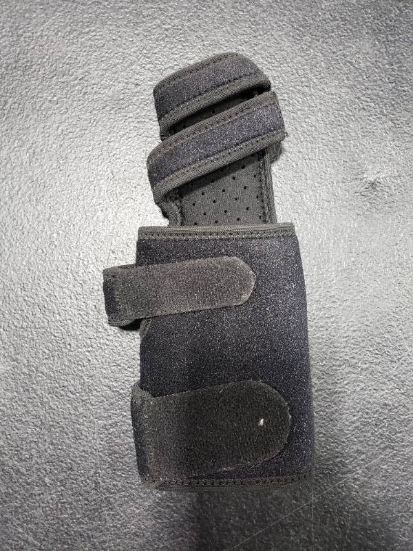 lot 7131 image: Trigger Finger Splint Finger Brace Supports Two or Three Fingers. Help Broken Fingers Hand Contractures, Arthritis, Tendonitis, Mallet Fingers or Hand Splint for Metacarpal Fractures (Right - SMed)