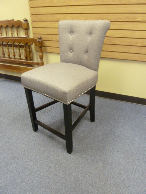 lot 36 image: BRAND NEW GREY TUFTED COUNTER HEIGHT CHAIR