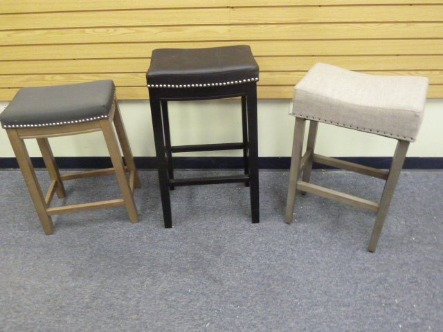 lot 21 image: SET OF 3 NICE BARSTOOLS  COUNTER STOOLS