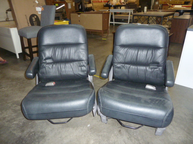lot 86 image: PAIR OF 2000 HONDA ODYSSEY BUCKET SEATS