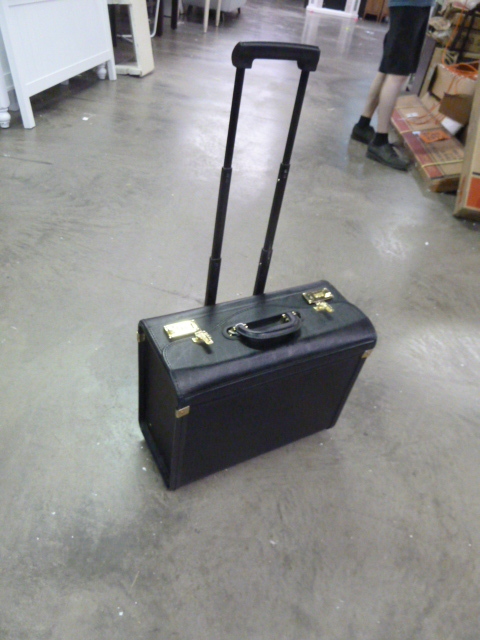 lot 203 image: TRAVEL SUITCASE WITH HANDLE AND WHEELS