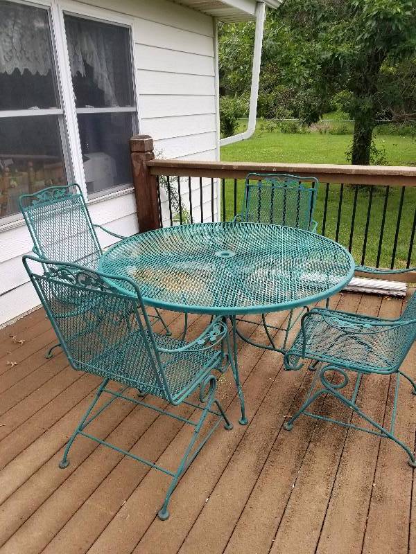 lot 1002 image: Wrought Iron Patio Set