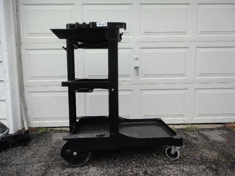 lot 910 image: Utility Cart