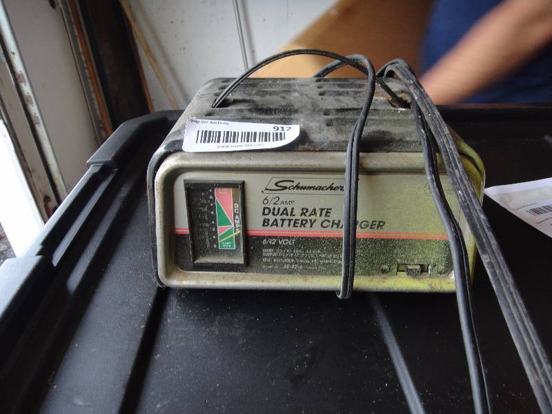 lot 912 image: Battery Charger