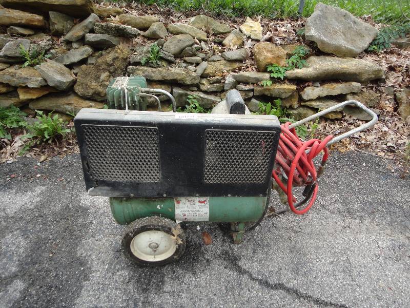 lot 916 image: Air Compressor
