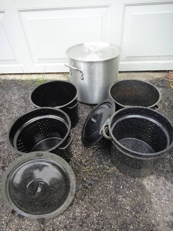 lot 923 image: Lot of Pots and Pans