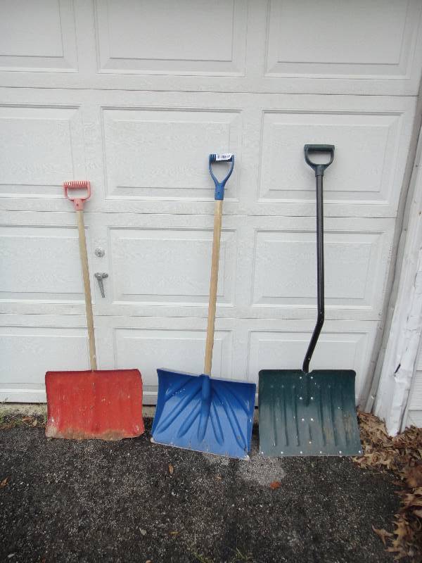 lot 928 image: Lot of Shovels
