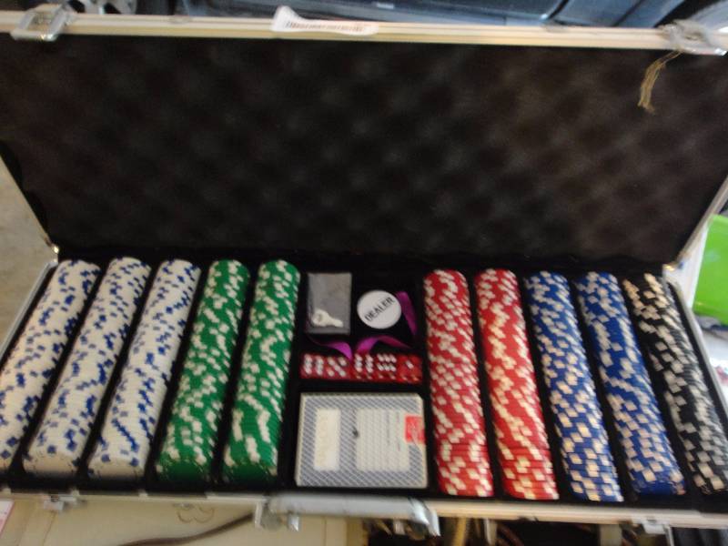 lot 935 image: Poker Set