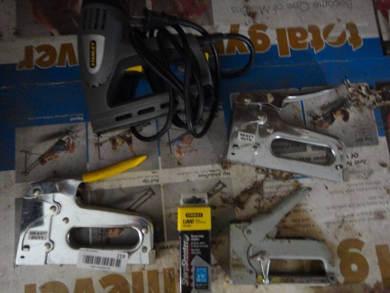 lot 219 image: Lot of Staplers
