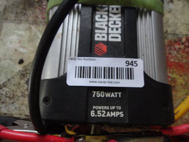lot 945 image: Black and Decker Power Invertor
