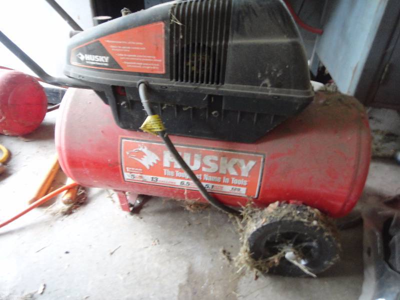 lot 943 image: Husky Air Compressor