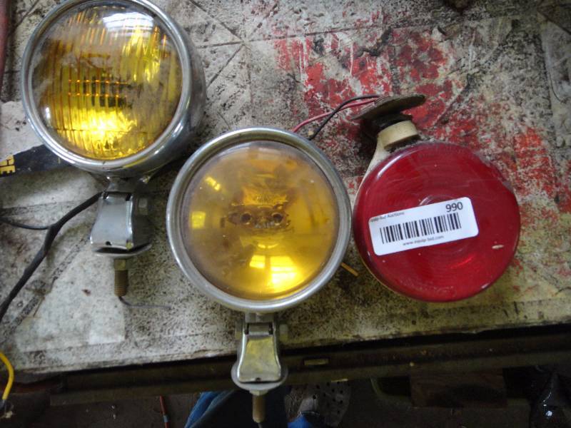 lot 990 image: Lot of Safety Lights