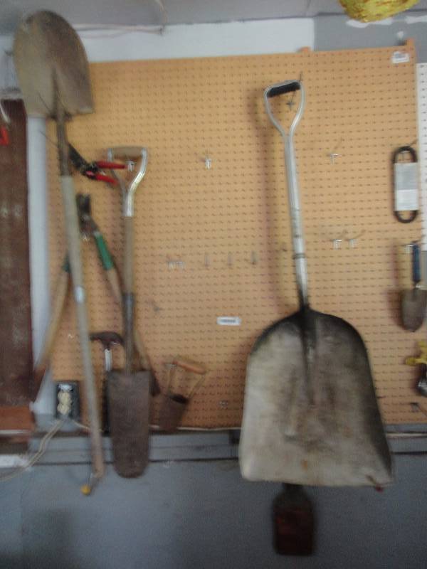 lot 998 image: Lot of Shovels