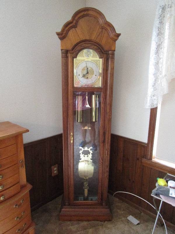 lot 122 image: Howard Miller Grandfather Clock Fully Functioning