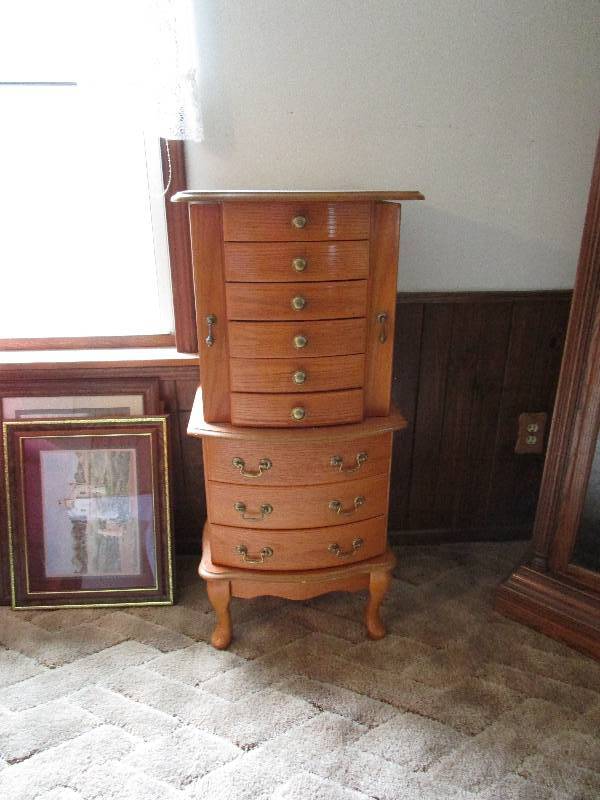 lot 160 image: Jewelry Box