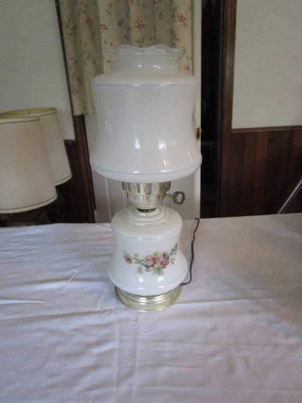 lot 166 image: Antique Lamp