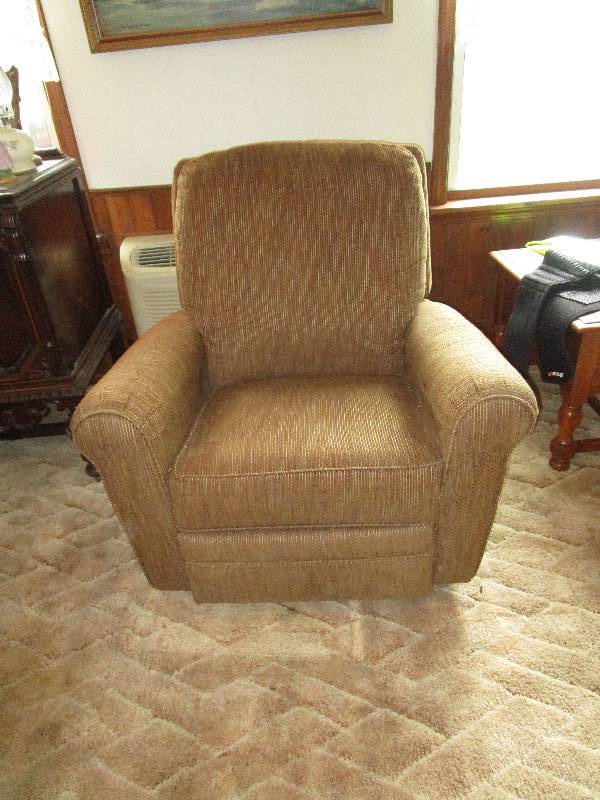 lot 171 image: Nice Recliner