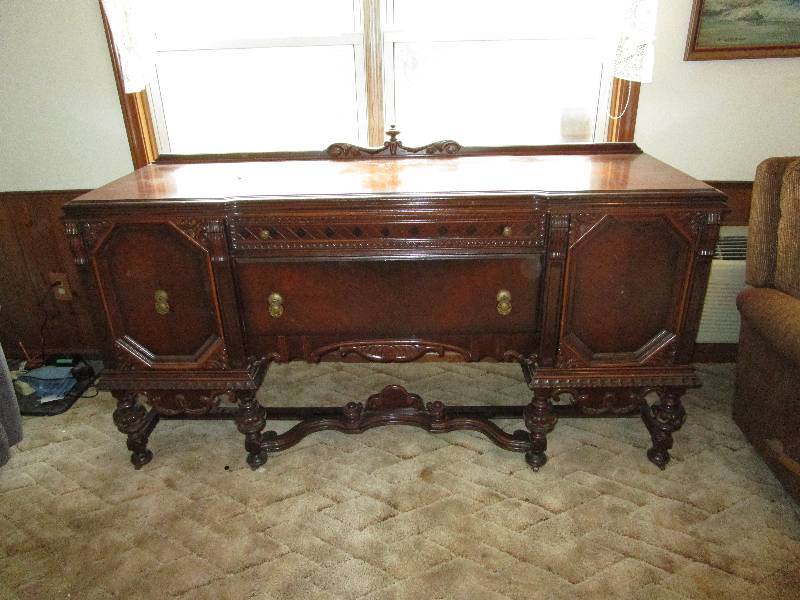 lot 125 image: Gorgeous AntiqueBuffet Side Table