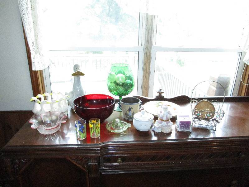 lot 254 image: Lot of Random Knick Knacks