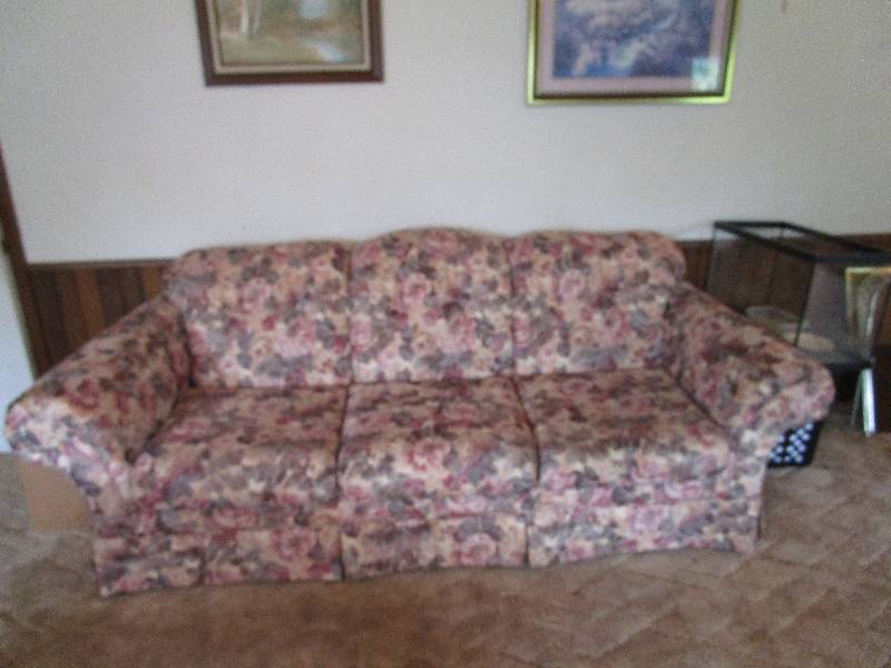 lot 258 image: Floral Print Couch in Great Shape