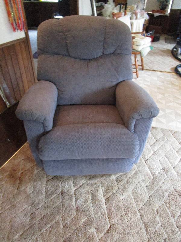 lot 260 image: Overstuffed Recliner