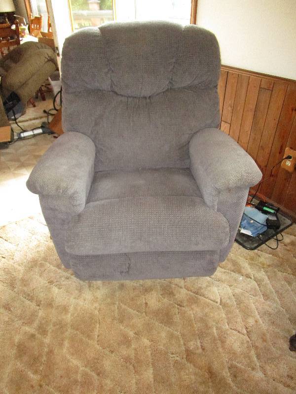 lot 261 image: Overstuffed Recliner