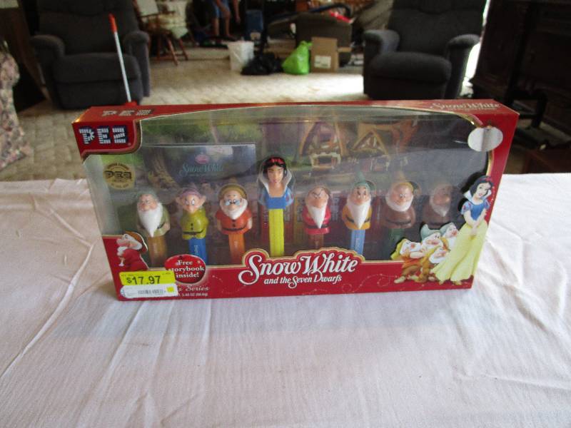 lot 263 image: Snow White Pez Set