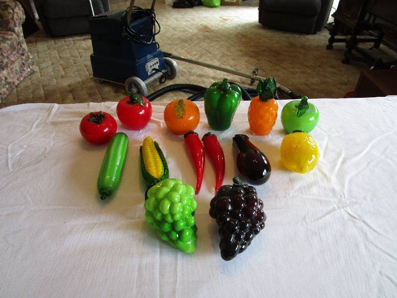 lot 264 image: Lot of Glass Vegetables