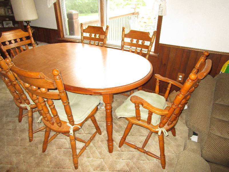 lot 143 image: Dining Room Table and 6 Chairs