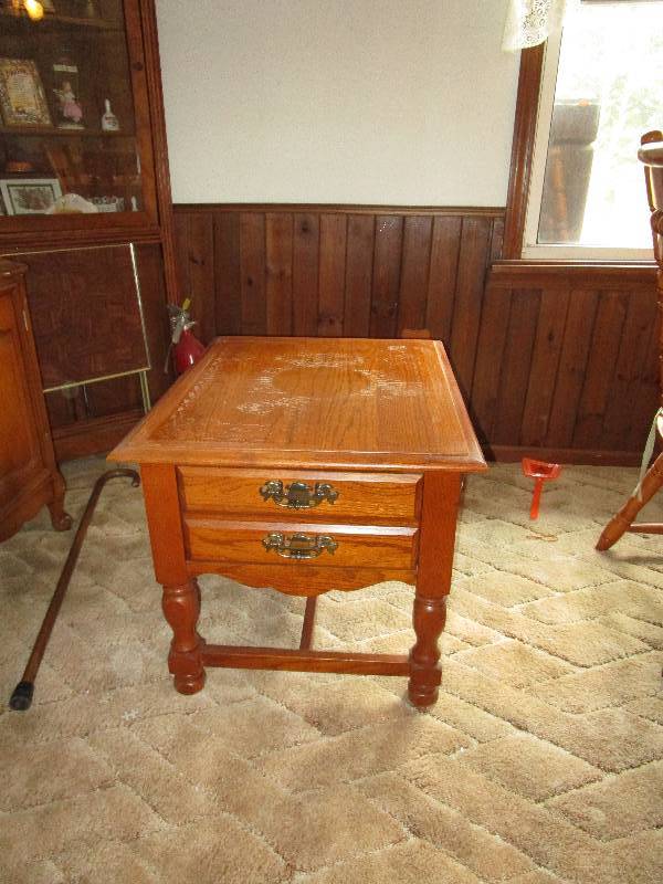 lot 971 image: Broyhill End Table