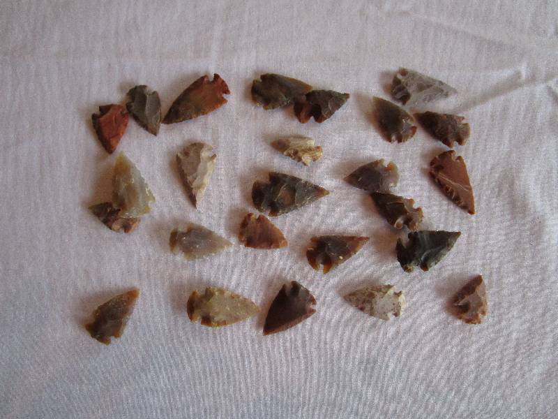 lot 972 image: Lot of Arrowheads