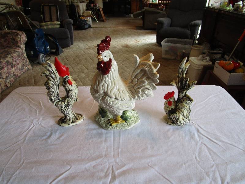 lot 975 image: Lot of Ceramic Roosters