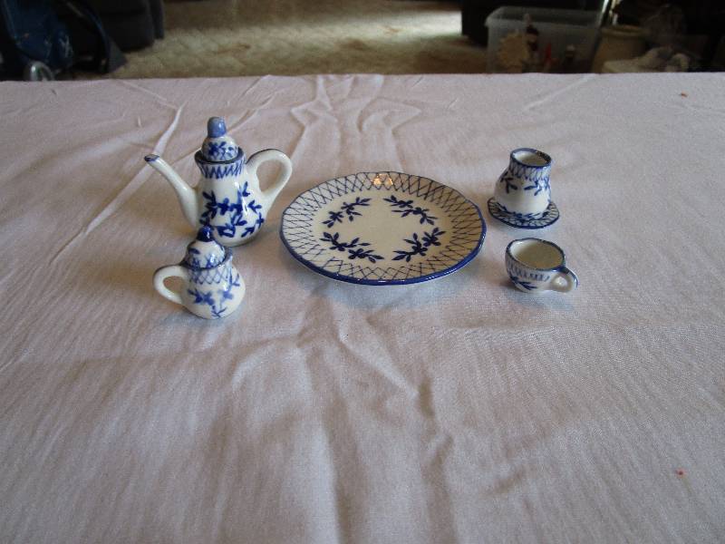 lot 976 image: Miniature Tea Set