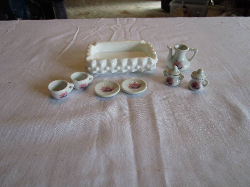 lot 977 image: Miniature Tea Set