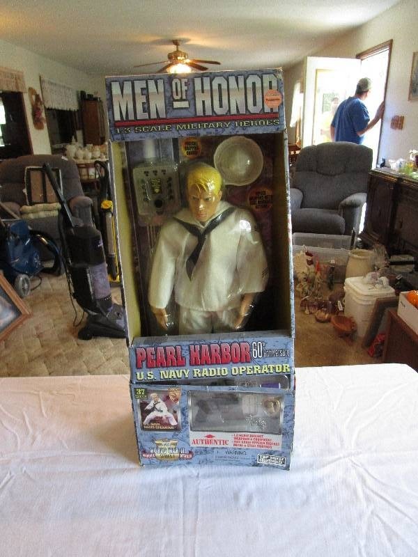 lot 981 image: RARE-NEW 22 MEN OF HONOR 60th ANNIVERSARY PEARL HARBOR U.S.NAVY RADIO OPERATOR