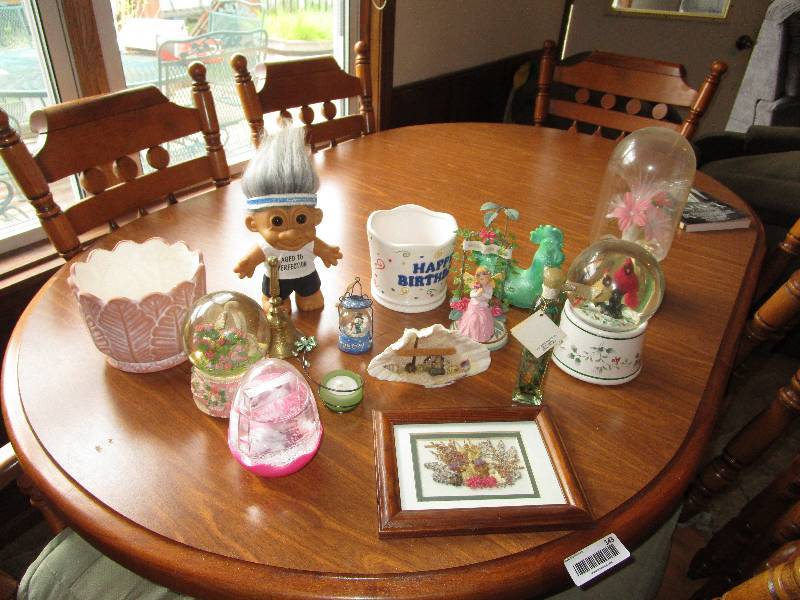 lot 984 image: Lot of Random Home Dcor