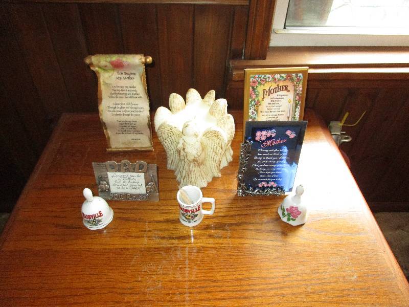 lot 985 image: Lot of Random Home Dcor