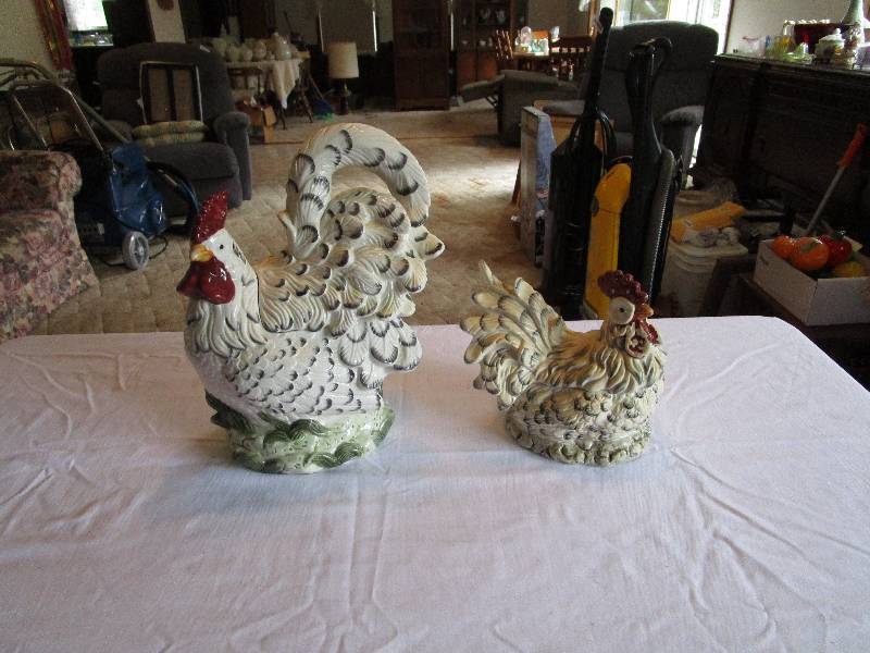 lot 986 image: Ceramic Chicken Lot