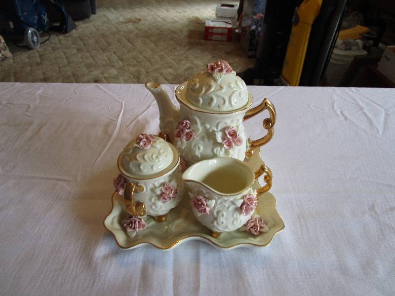 lot 195 image: China Tea Set