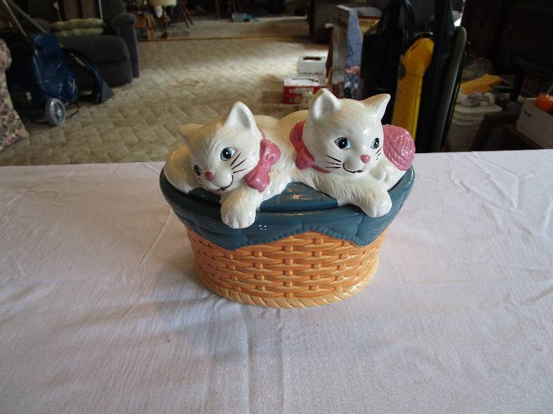 lot 199 image: Kitty Cat Dish