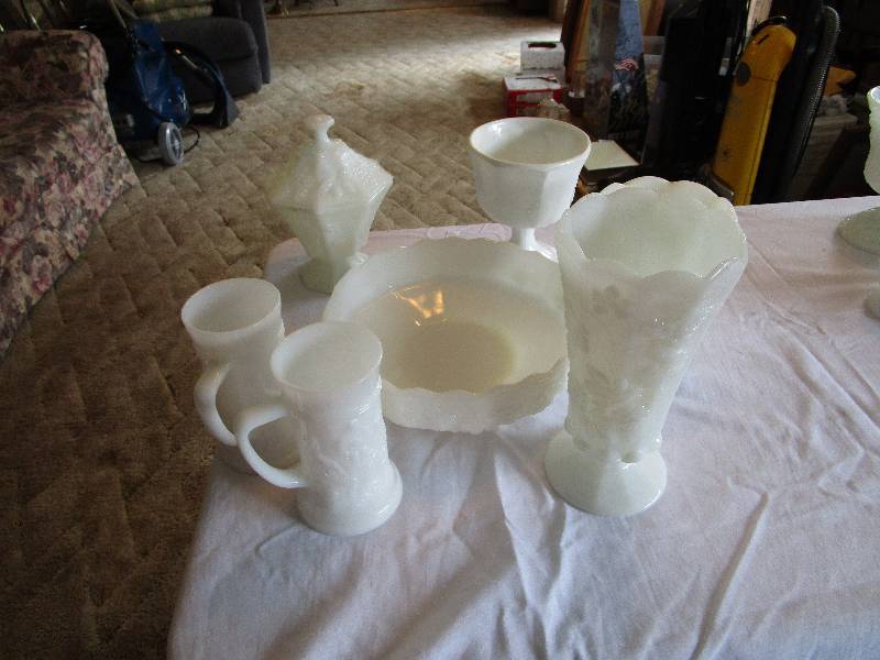 lot 204 image: Lot of Milk  Glass