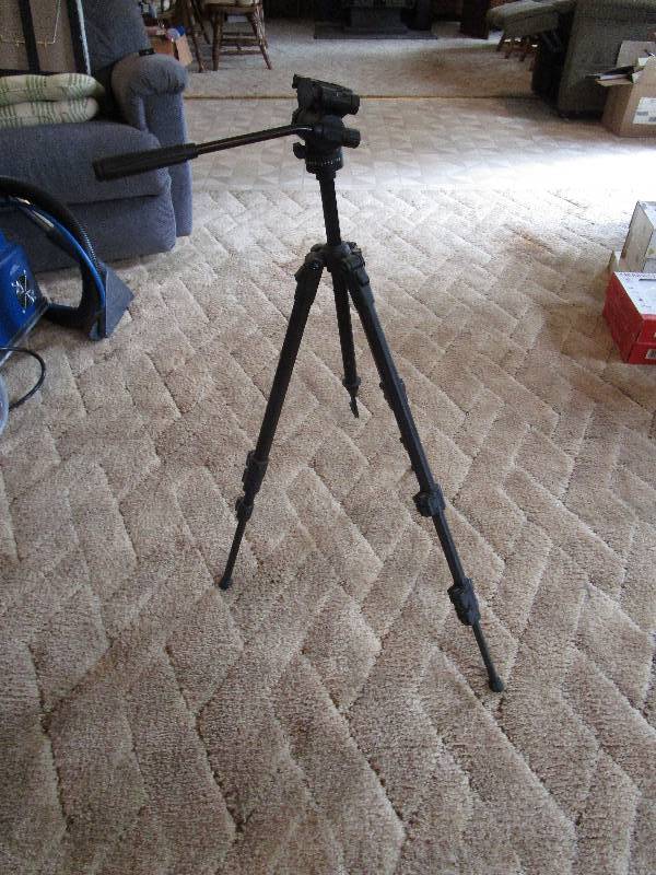 lot 206 image: Targus Tripod